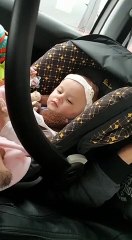 Un bébé fait un doigt d'honneur à son papa