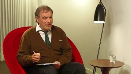 Nabilla se fait interviewer par Raphaël Mezrahi.