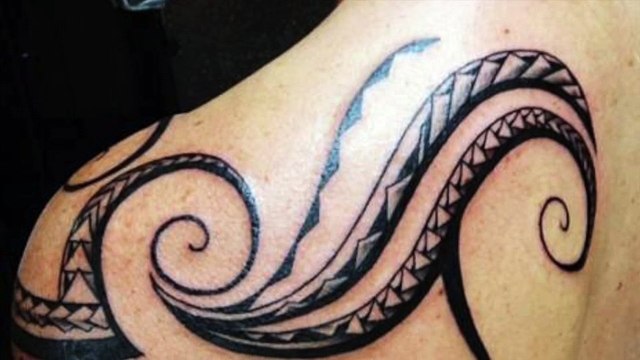 Modèles tatouage femme épaule