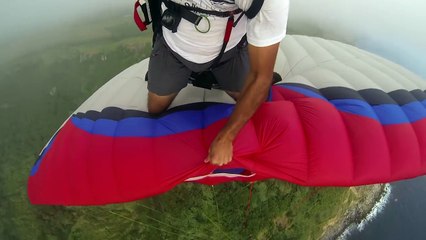 Manoeuvre périlleuse en plein vol d'un parapentiste qui se pose sur un autre parapentiste !