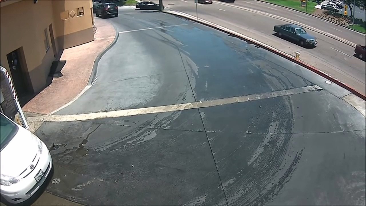 A peine sortie du car wash, elle se crashe et reprend un lavage !