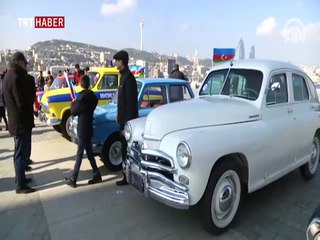 Bayraklarla donatılan klasik arabalar kent sokaklarında tur attı