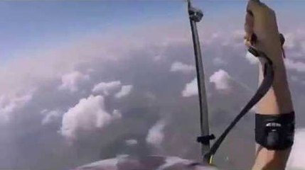 Un parachutiste récupère sa chaussure perdue en plein vol !