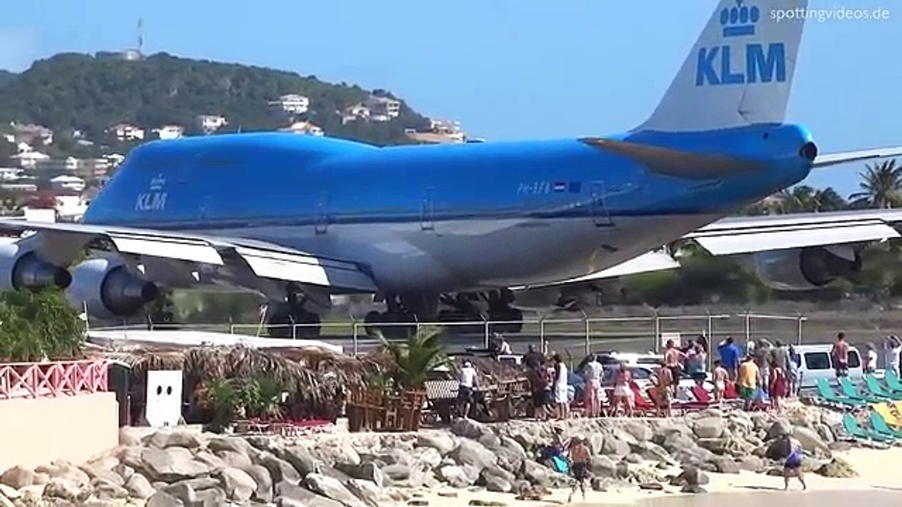 Des touristes à la plage contre le souffle des réacteurs d'un avion...