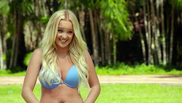 Cette blonde est très mignonne… à un détail près !