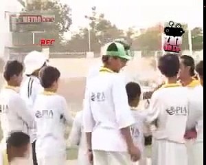 Zara Hat Kay - PIA Cricket Segment - Pakistani Funny Videos (1)