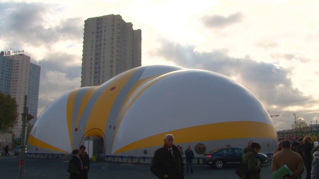 Emmanuelle Cosse visite le centre de 1er accueil pour migrants à Paris