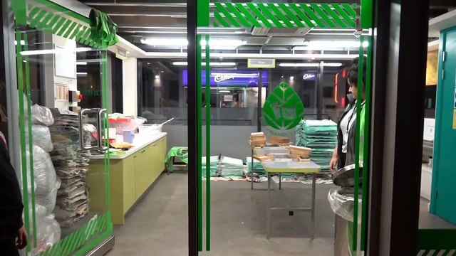 Макс меняет колёса гоночной машине в Кидзания. Лондон. Работает пожарным. Делает шоколадку и мороженое