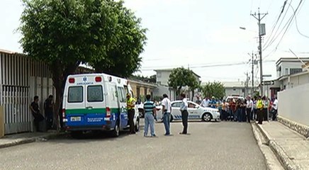 Cámara de seguridad muestra el instante del robo a periodista