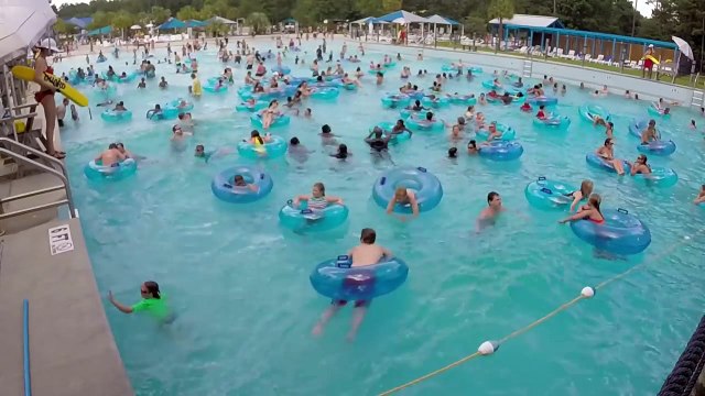 Поразительно, как эта девушка-спасатель смогла увидеть в бассейне тонущего ребенка!