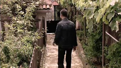 Ezel vê Eysan chegando com Cengiz ao restaurante em que jantava