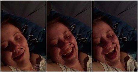 Rapariga ri histericamente durante o sono e namorado não perde a oportunidade de filmar