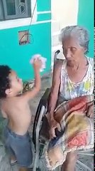 Une grand mère est nourrit par son petit fils de 4 ans avec émotion !