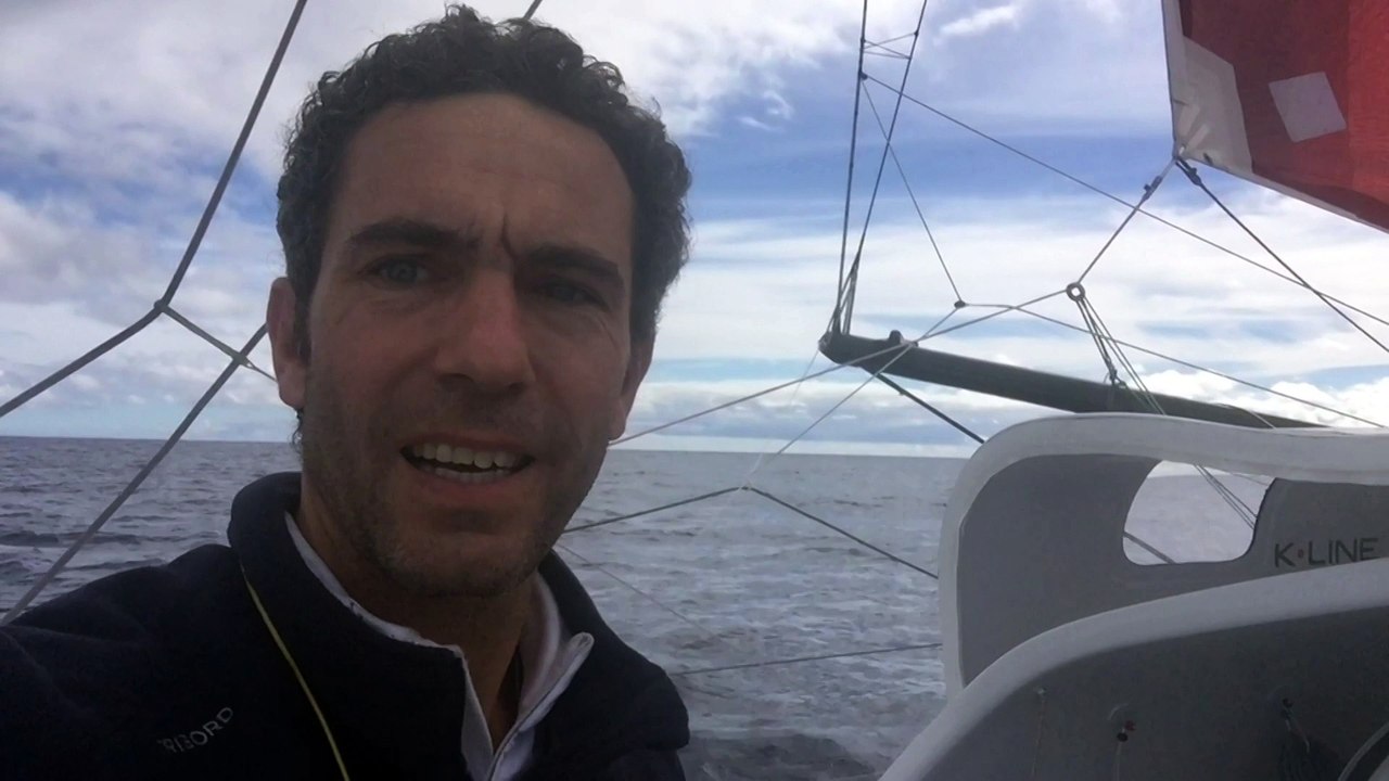 Tanguy de Lamotte croise un OFNI / Vendée Globe