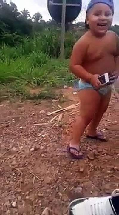 child funny dance