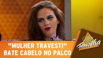 "Mulher Travesti" bate cabelo no palco do programa