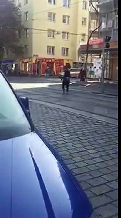 Flüchtling rastet völlig aus, Wien 10. Bezirk Absberggasse