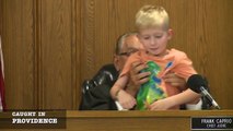 Un juge demande de l'aide à un enfant pour juger son père
