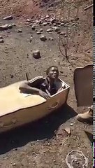 Un Blanc tente d’enfermer un jeune noir vivant dans un cercueil