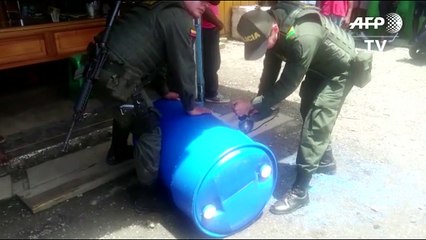 Policía colombiana descubre coca adherida a bidones