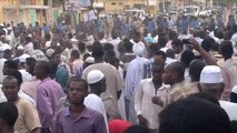 السودانيون غاضبون لرفع أسعار المحروقات والكهرباء