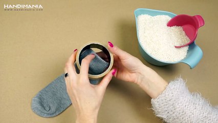 DIY - Elle glisse une chaussette dans un emporte-pièce! Le résultat? C'est trop ADORABLE!