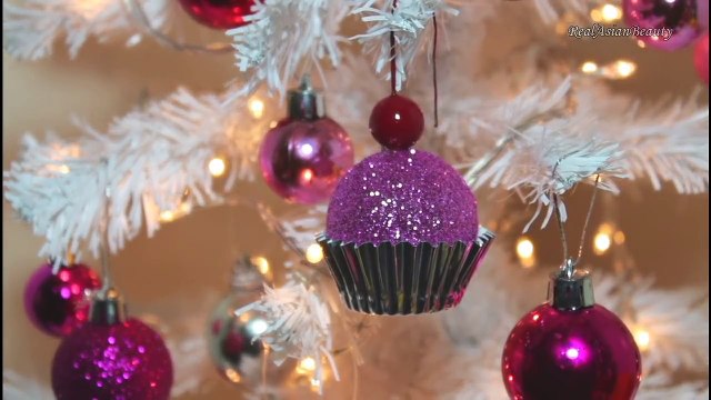 12 DIYs - Elle verse de la colle chaude dans un joli moule à cupcake! Ce qu'elle bricole est tellement adorable!