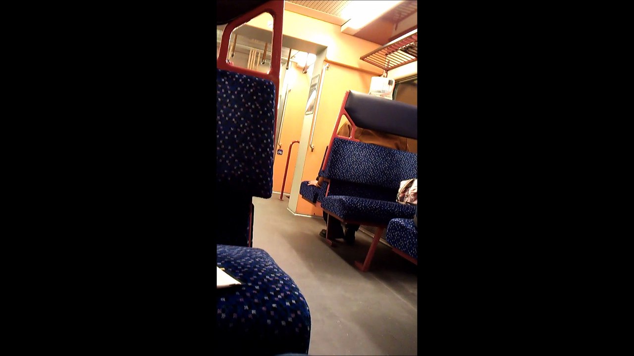 Mann mit Kübel am Kopf bei Haltestelle Langenzersdorf