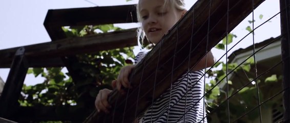 Une fillette à problèmes est envoyée en maison d'accueil, regardez qui ouvre la porte!