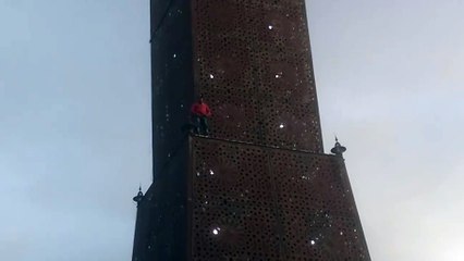 شاب يتسلق "المنقالة " و يهدد بإلقاء نفسه ان لم " يعيدوا الرئيس أوباما " !!