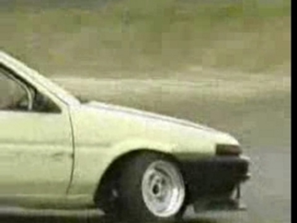 Trueno AE85 drifting