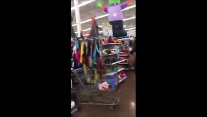 Le gamin eclate sa tante qui voulait lui faire peur.... Thug kid