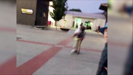 Ce gamin en trottinette va s'envoler et s'éclater contre le mur