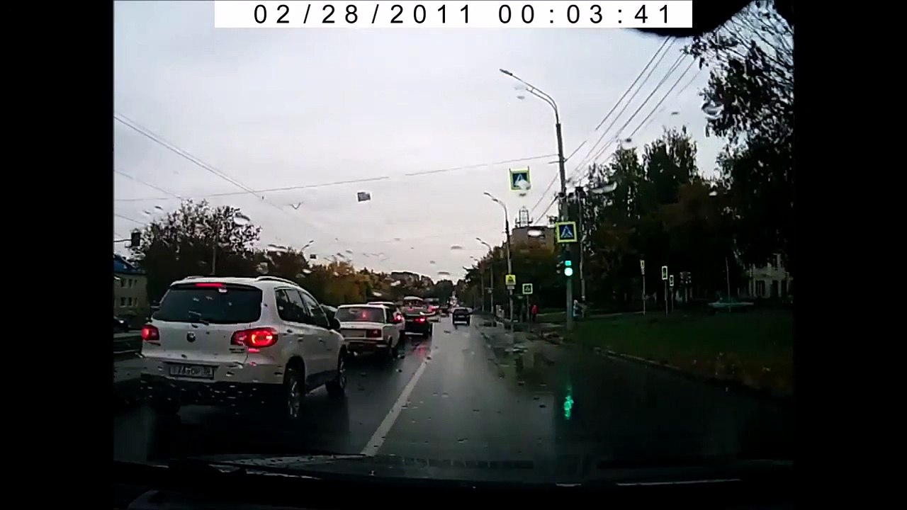 Les piétons ont eu très chaud pendant ce crash!