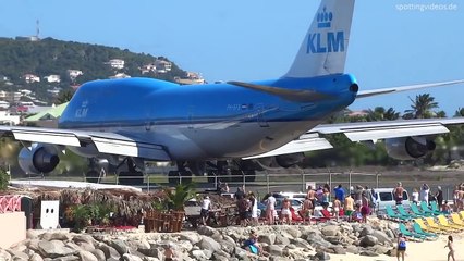 Des touristes ont tenté de résister au souffle d'un avion à Saint-Martin