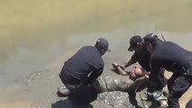 Un homme ivre s'endort au bord d'une rivière