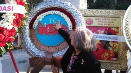 Emekli Öğretmen Valiliğin Çelengine T.C. Yapıştırdı