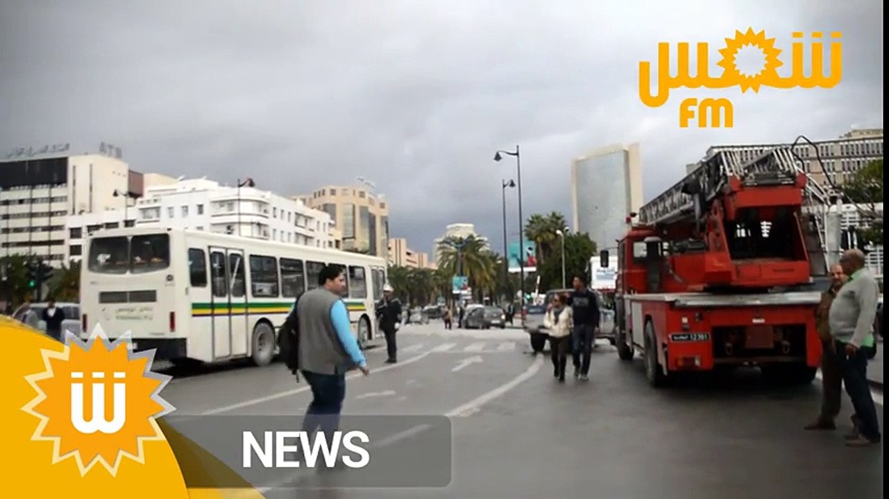 من أعلى ساعة شارع الحبيب بورقيبة: شاب يطالب بإرجاع أوباما للحكم