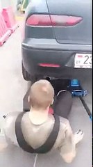 Un Russe bloque une sortie d'échappement pour un jeu débile