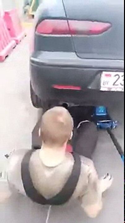 Un Russe bloque une sortie d'échappement pour un jeu débile