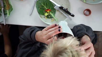 Un artiste proposant des objets en céramique fait de cendre humaine