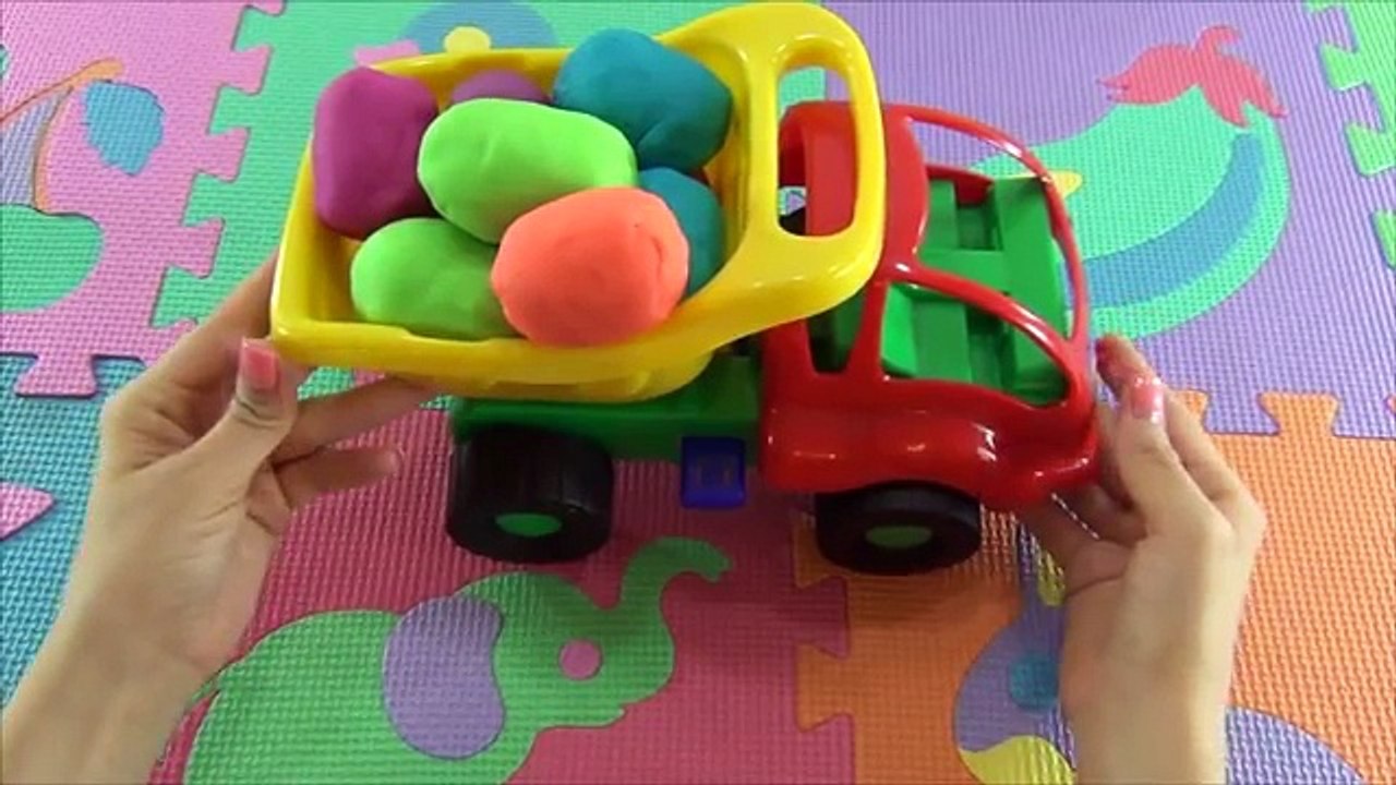 Chupa Chups Surprise Eggs en français. Déballage des oeufs surprise. Masha et lOurs dans Play Doh