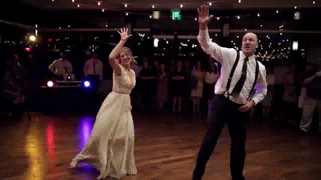 Un père et sa fille enflamment un mariage par une danse endiablée