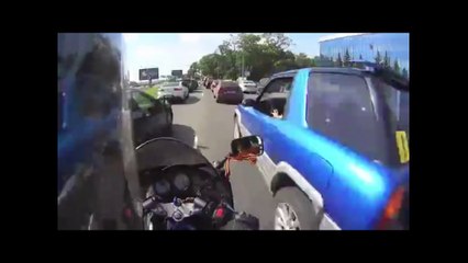 【事故の瞬間】車の間を軽快に走るバイク