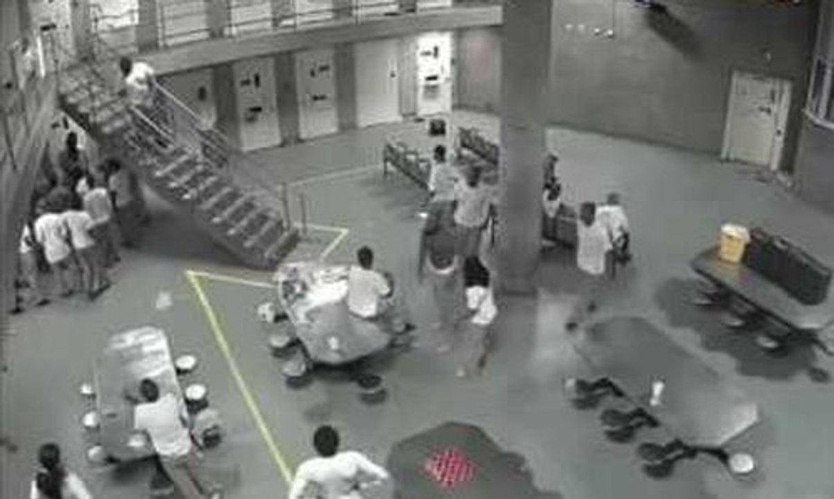 Les gardiens d'une prison stop une bagarre assez violemment !