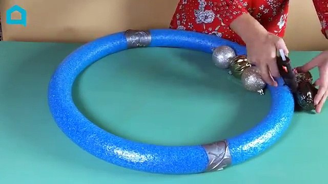 Regardez ce que vous pouvez faire en collant deux frites de piscine ensemble !! On veut absolument faire ça pour Noël !