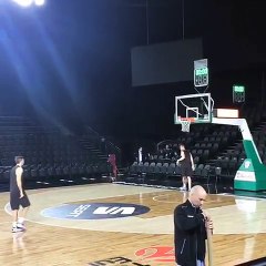 Cinq joueurs de Bamberg transforment leur shoot chacun à leur tour du milieu du terrain