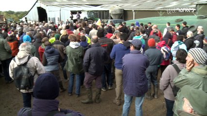 Notre-Dame-des-Landes : une barricade de "tracteurs vigilants"