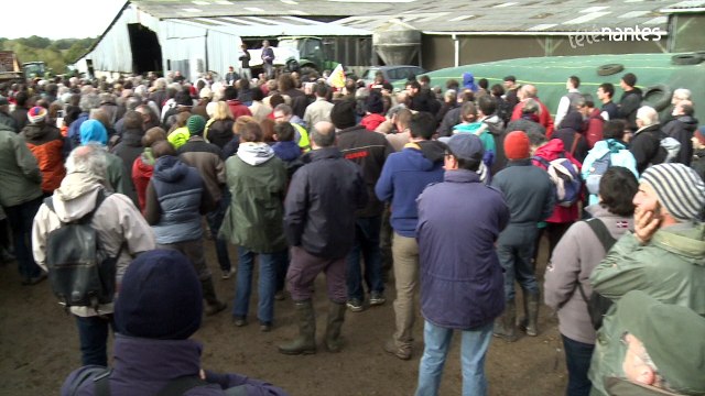 Notre-Dame-des-Landes : une barricade de tracteurs vigilants