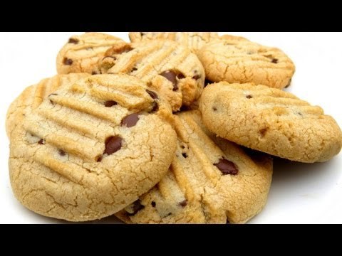 HOW TO MAKE CHOCOLATE CHIP COOKIES